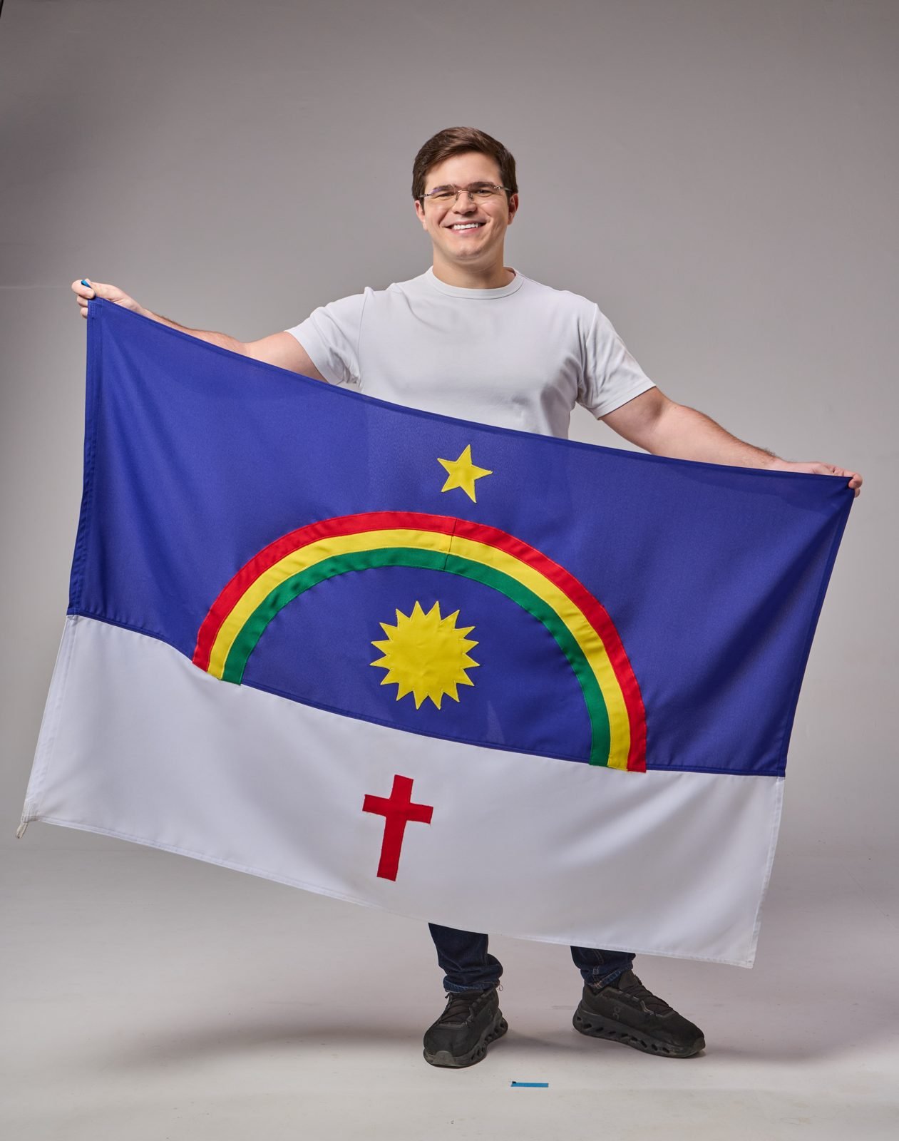 Miguel Duque segurando a bandeira de Pernambuco
