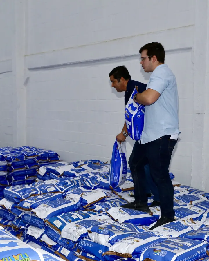 Miguel Duque no galpão de sementes do IPA em Caruaru