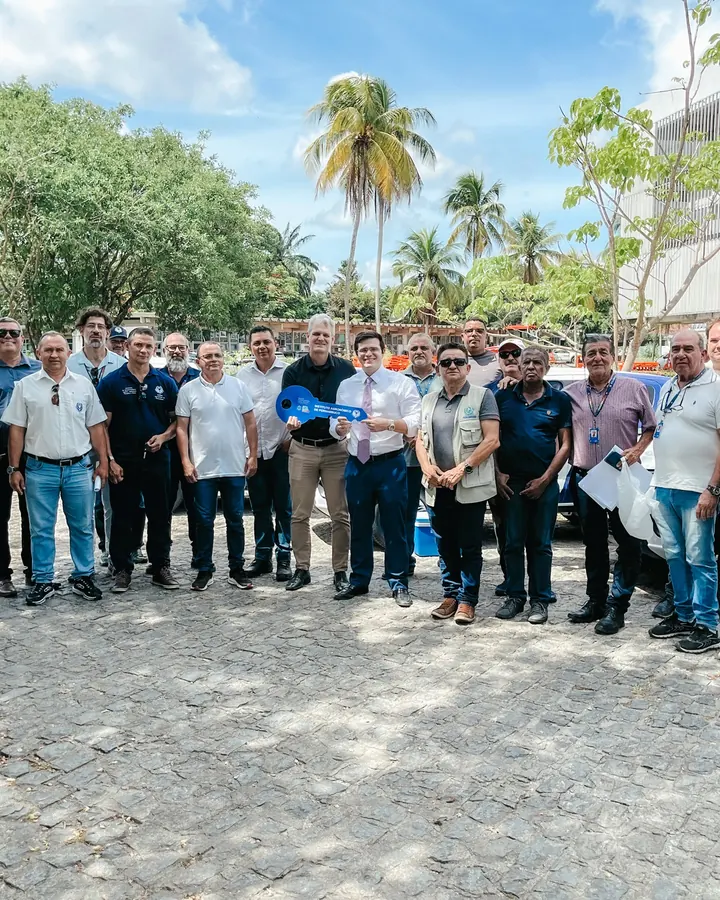 Equipe do IPA ao lado dos veículos novos